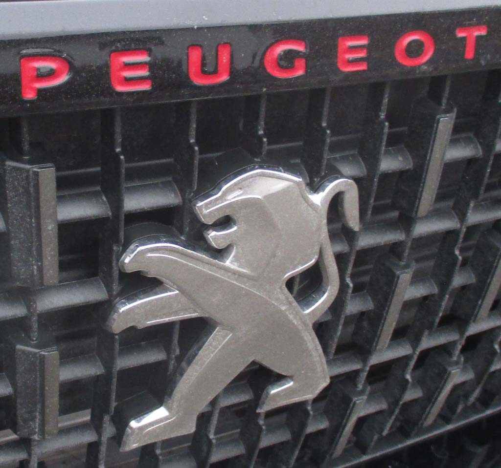 Peugeot 2008: Der Markenlöwe sitzt vorn mittig im Kühlergrill.