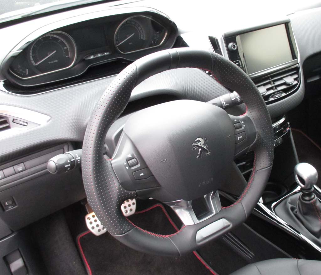 Peugeot 2008: Blick ins recht übersichtliche Cockpit.