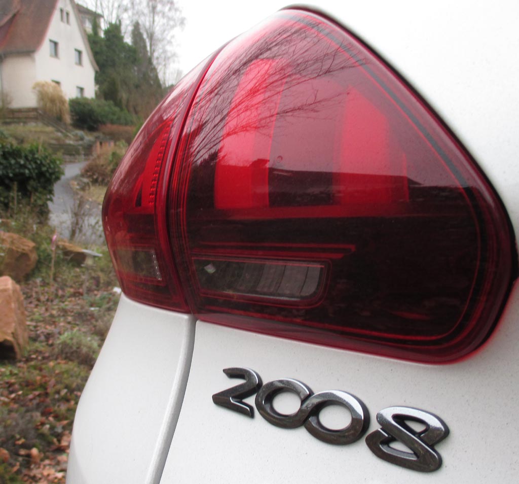 Peugeot 2008: Moderne Leuchteinheit hinten mit Modellkennung.