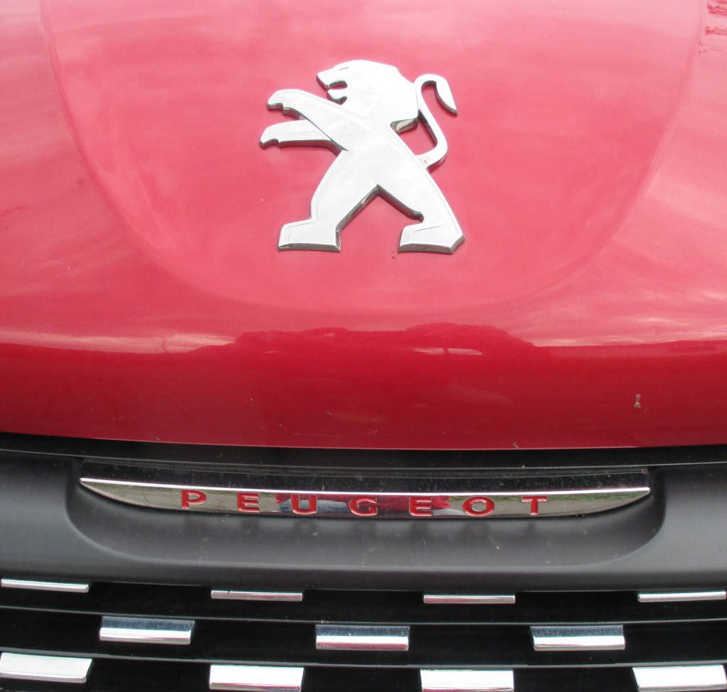 Peugeot 208 GTi by Peugeot Sport: Der Markenlöwe prangt vorn auf der Motorhaube.