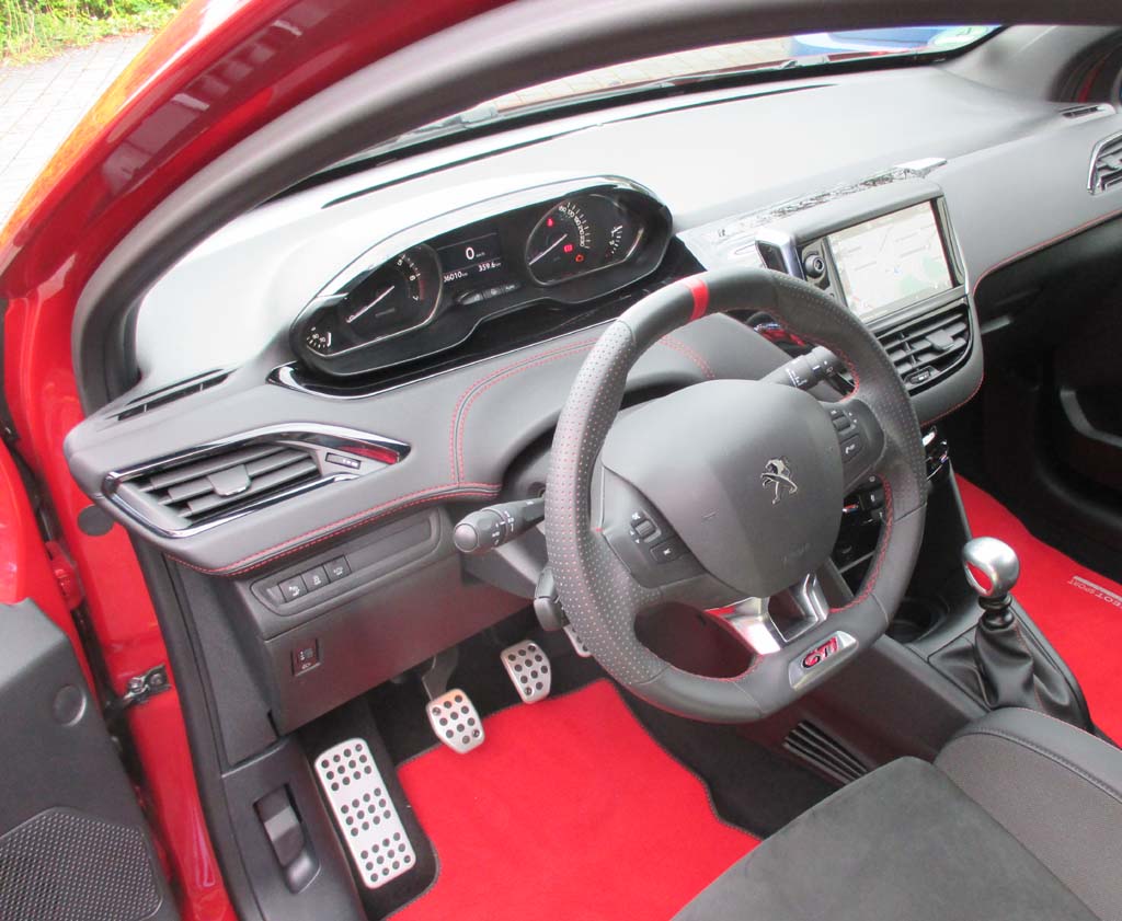 Peugeot 208 GTi by Peugeot Sport: Im Cockpit geht es sportlich zu.