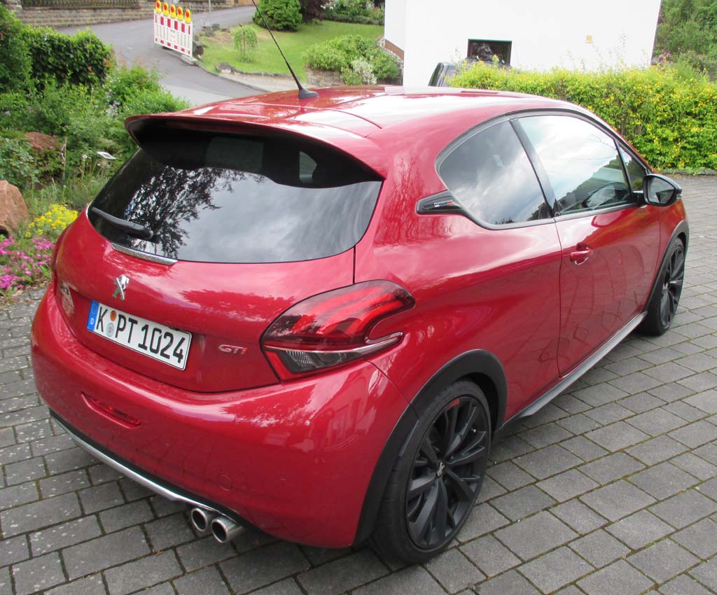 Peugeot 208 GTi by Peugeot Sport: Heck-/Seitenansicht.