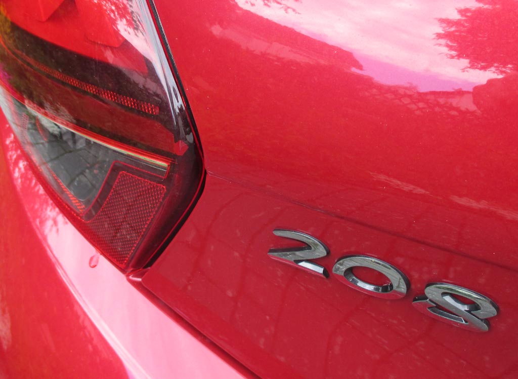 Peugeot 208 GTi by Peugeot Sport: Moderne Leuchteinheit hinten mit Modellkennung.
