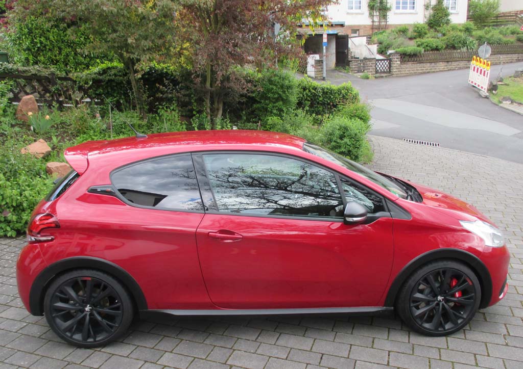 Peugeot 208 GTi by Peugeot Sport: Und so sieht das kleine Kraftpaket von der Seite aus.
