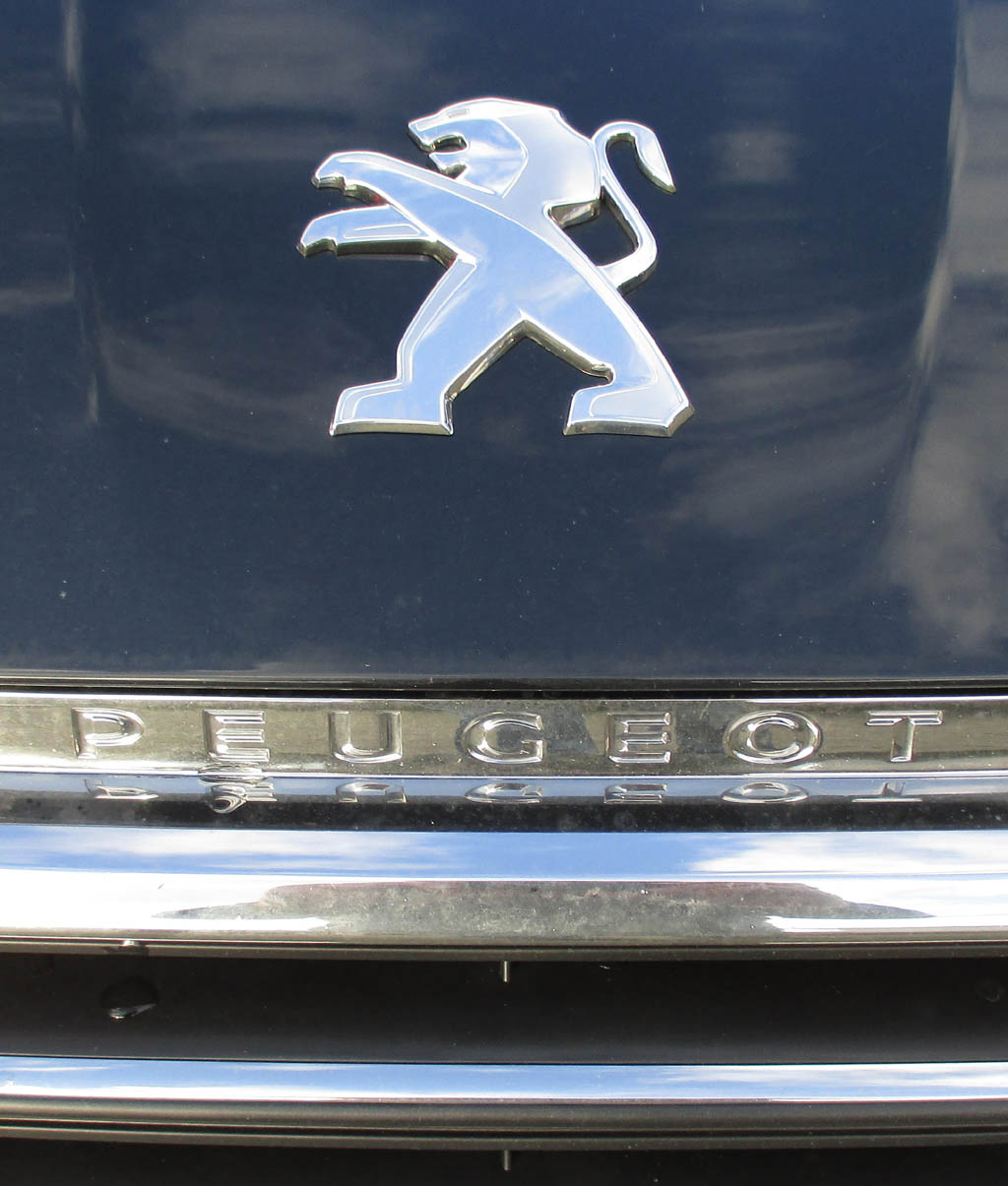 Peugeot 308: Der Markenlöwe sitzt vorn auf der Motorhaube.