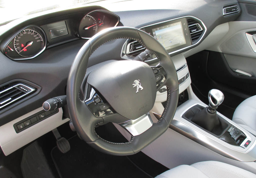 Peugeot 308: Blick ins recht übersichtliche Cockpit.