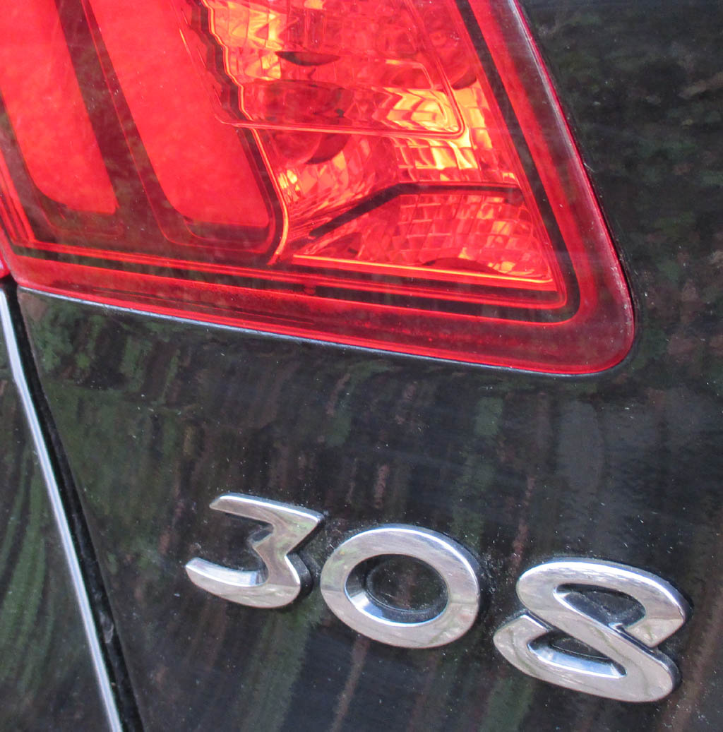 Peugeot 308: Moderne Leuchteinheit hinten mit Modellschriftzug.