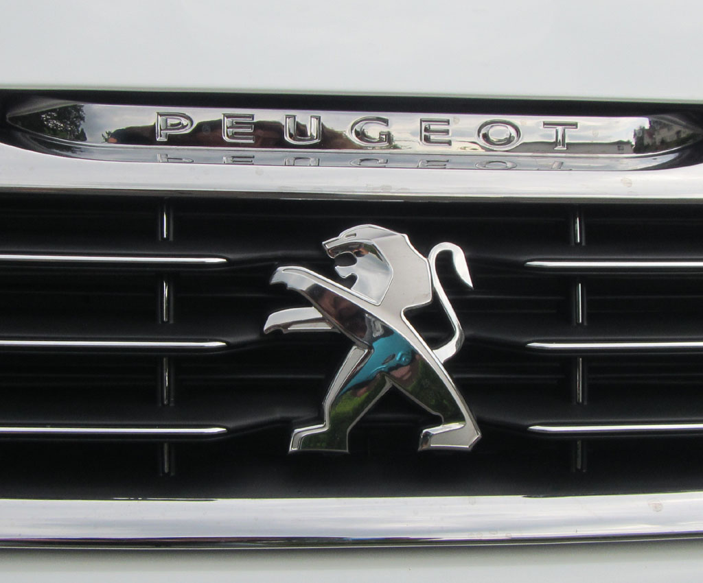 Peugeot 308: Der Markenlöwe sitzt vorn im Kühlergrill.