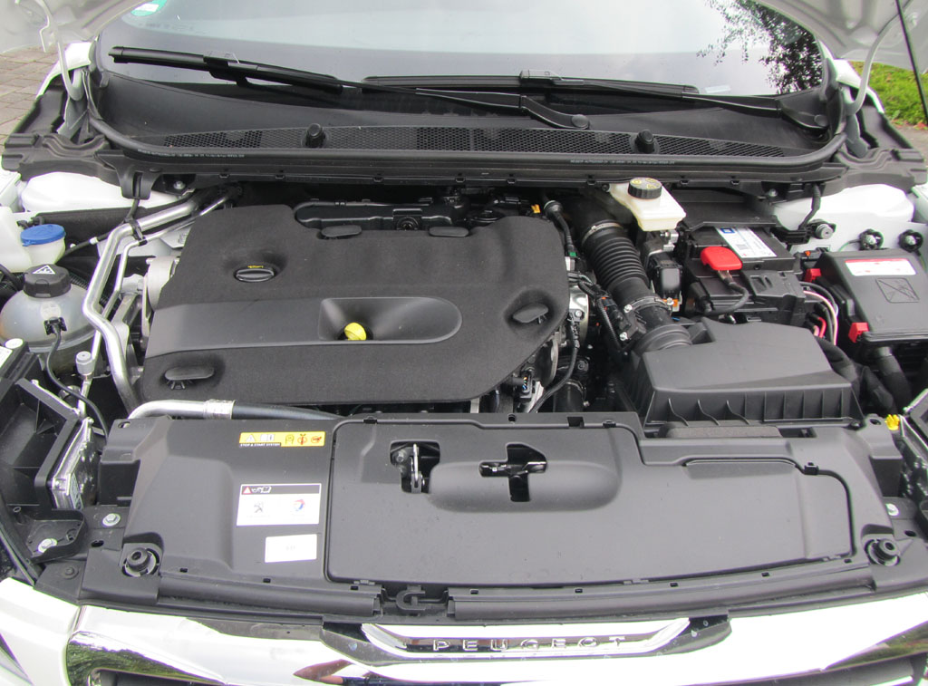 Peugeot 308: Blick unter die Haube auf den 2,0-Liter-Sechszylinder.