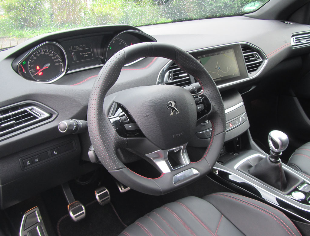 Peugeot 308: Blick ins recht übersichtliche Cockpit.