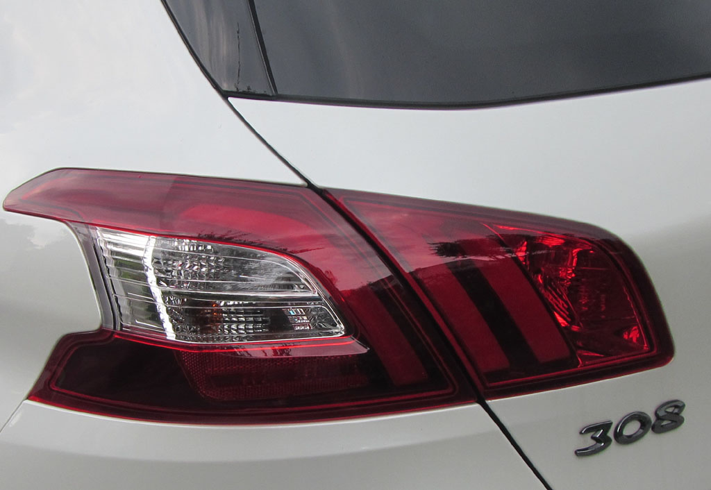 Peugeot 308: Moderne Leuchteinheit hinten mit Modellkennung.