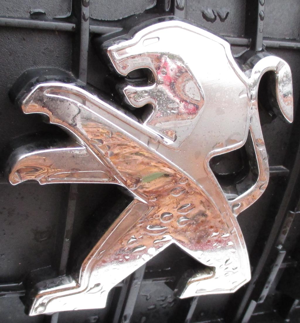 Peugeot Traveller: Der Markenlöwe sitzt vorn im Kühlergrill.