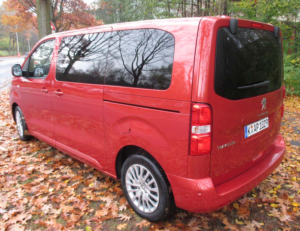 Peugeot Traveller: Heck-/Seitenansicht.