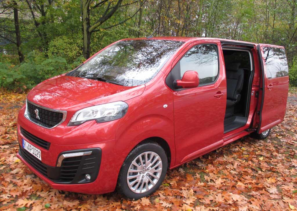 Peugeot Traveller: Durch die Schiebetür kann man hinten leichter einsteigen.