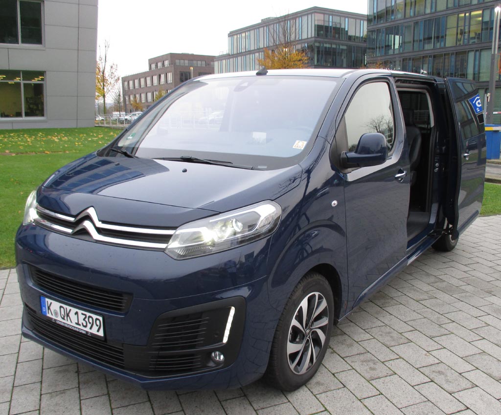 Citroën Spacetourer: Durch die Schiebetür kann man hinten leichter einsteigen.
