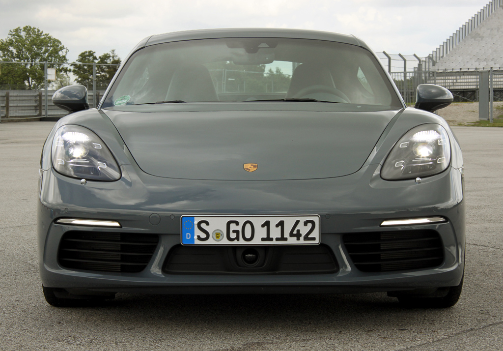 Porsche 718 Cayman: An der Front fallen die größerem Kühllufteinlässe auf.