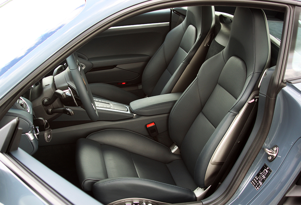 Porsche 718 Cayman: Die Sportsitze bieten sehr guten Seitenhalt.