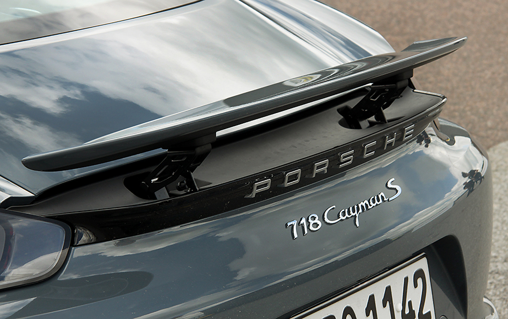 Porsche 718 Cayman: Der Heckflügel fährt automatisch aus und ein.
