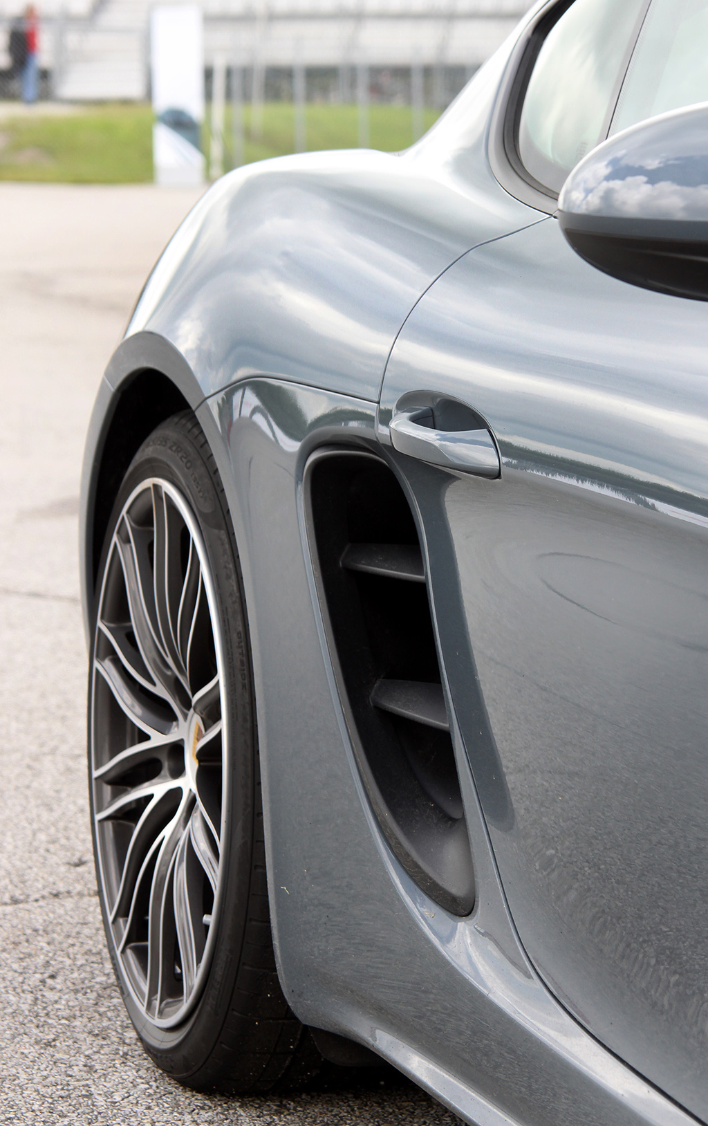 Porsche 718 Cayman: Auch an den Seiten befinden sich Lufteinlässe.
