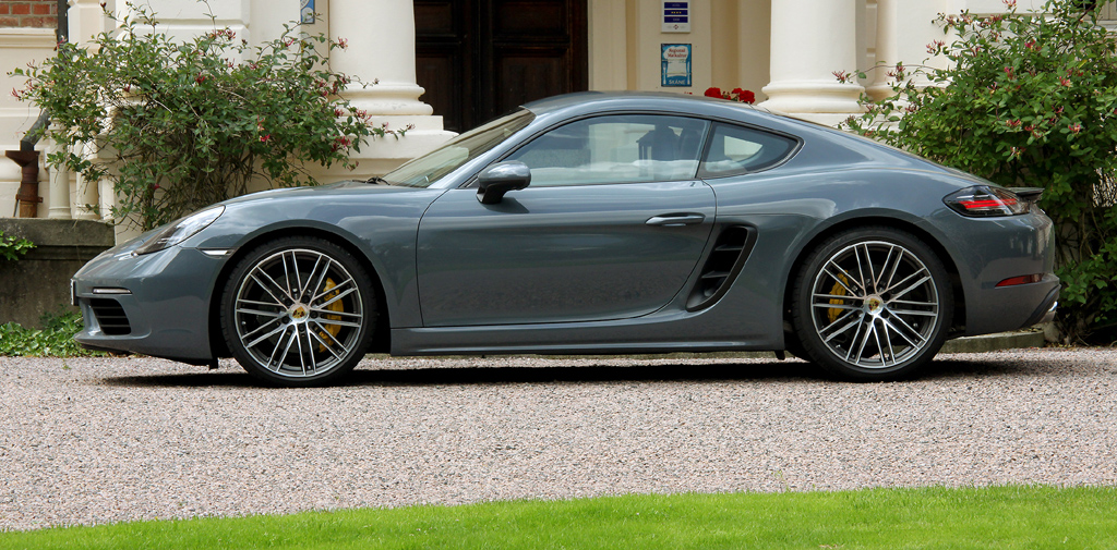 Porsche 718 Cayman: So sieht das 1,29 Meter flache Sportcoupé von der Seite aus.   