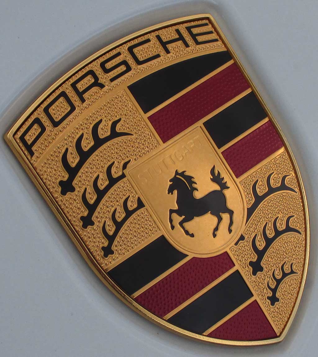Porsche 911 Turbo: Das Markenemblem sitzt vorn auf der Kofferraumhaube.