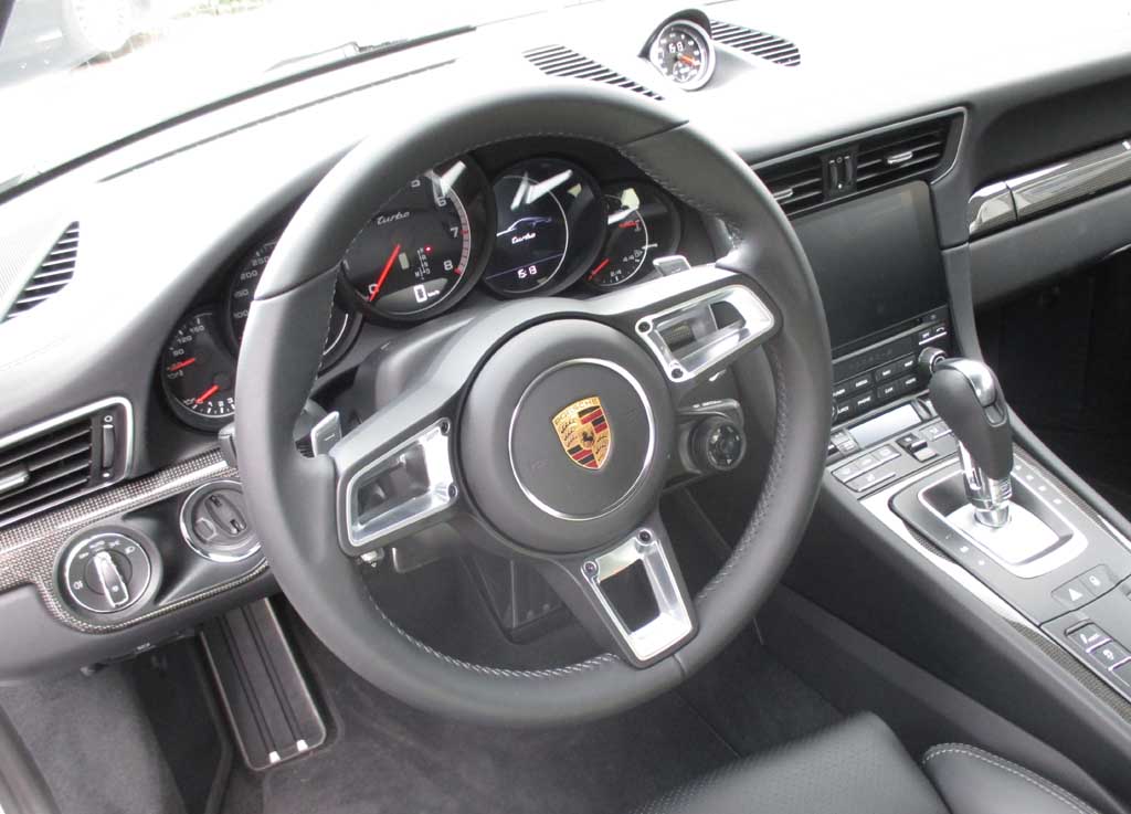 Porsche 911 Turbo: Blick ins sportlich-funktionelle Cockpit.