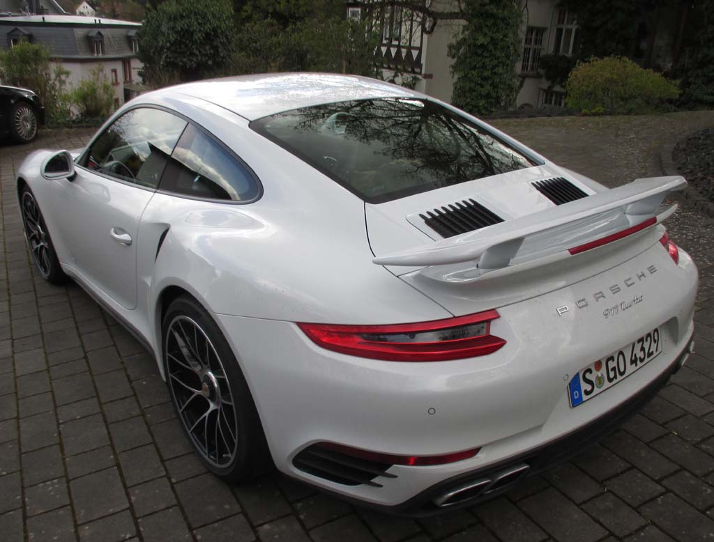 Porsche 911 Turbo: Heck-/Seitenansicht.