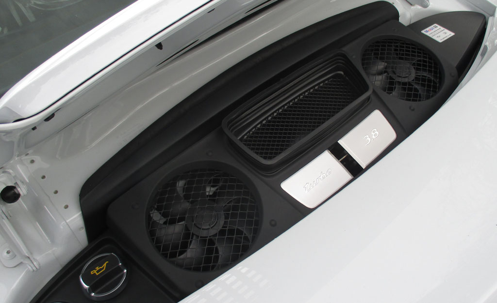 Porsche 911 Turbo: Blick auf den 3,8-Liter-Biturbo-Benzindirekteinspritzer im Heck.