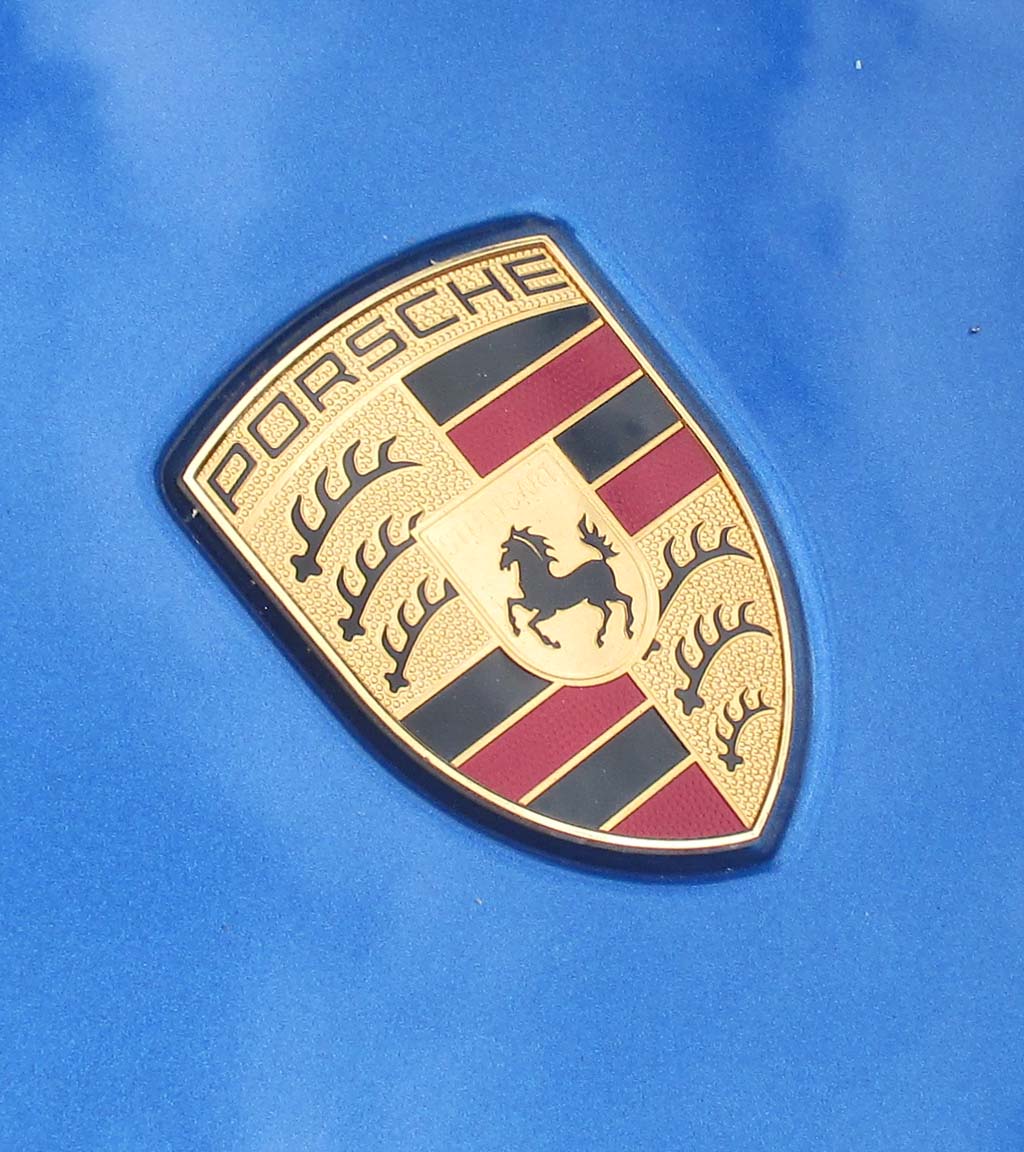 Porsche 911 Turbo: Das Markenemblem sitzt vorn auf der Kofferraumklappe.