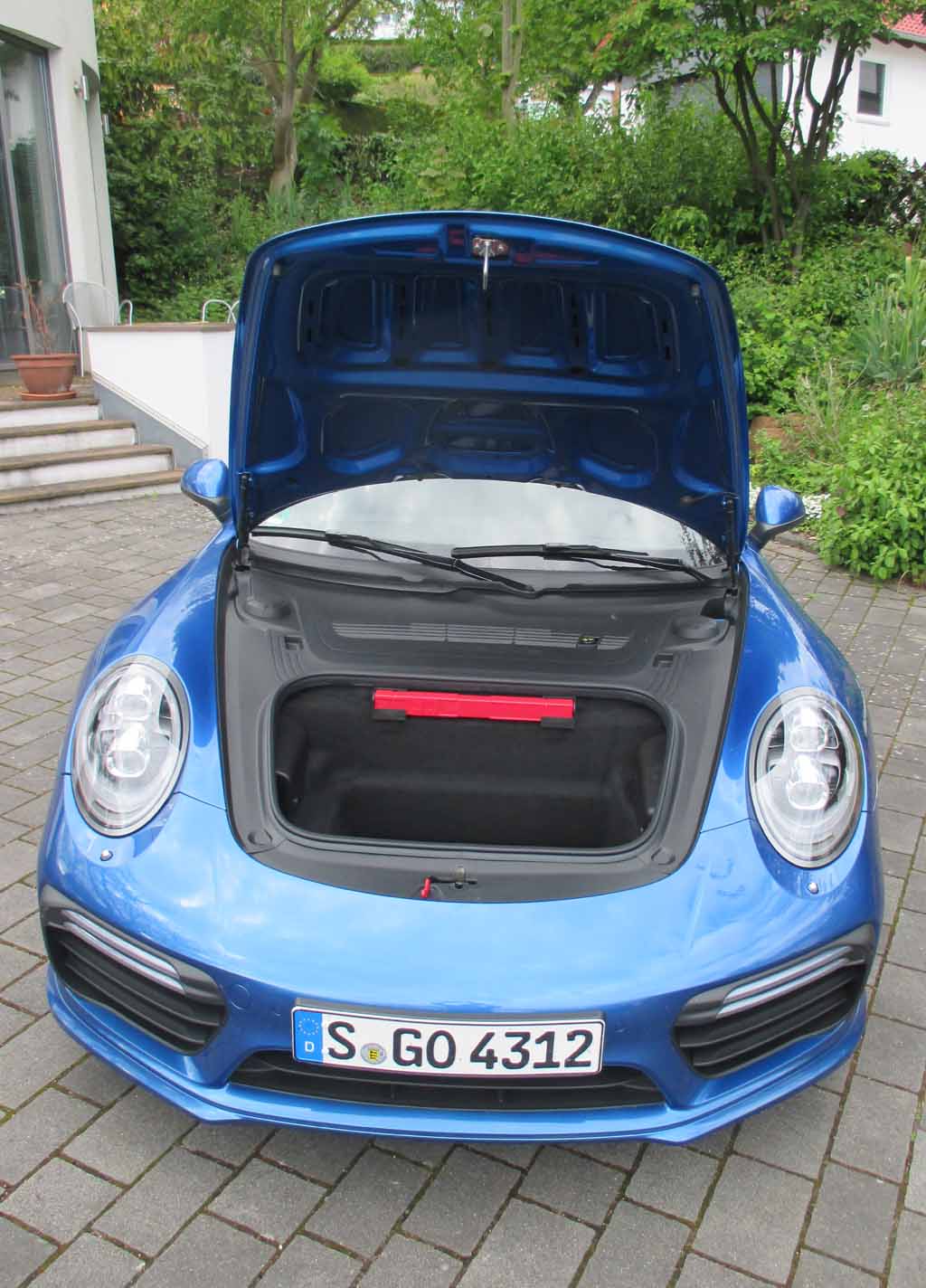 Porsche 911 Turbo: Das kleine Gepäckabteil vorn fasst nur 115 Liter.