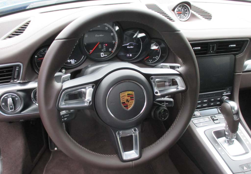 Porsche 911 Turbo: Blick ins sportlich-funktionelle Cockpit.