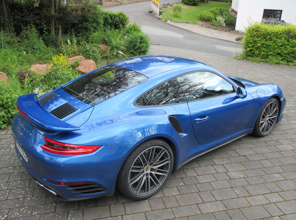Porsche 911 Turbo: Heck-/Seitenansicht.