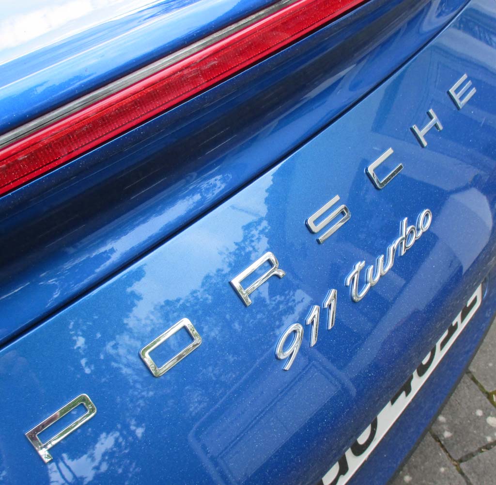 Porsche 911 Turbo: Marken- und Modellschriftzug am Heck.