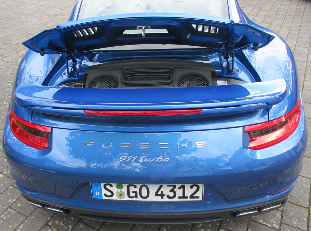 Porsche 911 Turbo: Vom 3,8-Liter-Sechszylinder im Heck ist nicht viel zu sehen.