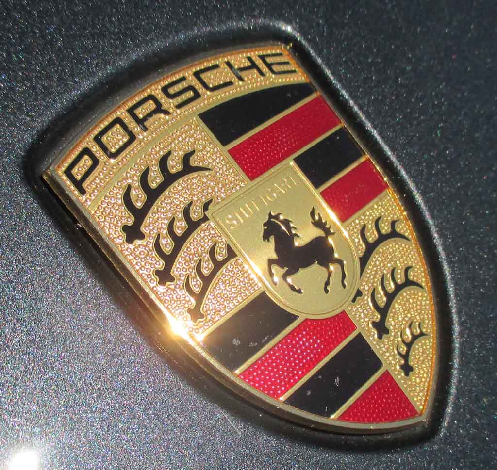 Porsche Panamera: Das Markenemblem sitzt vorn auf der Motorhaube.