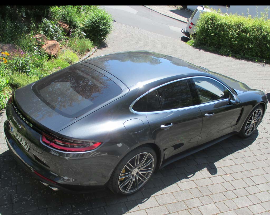 Porsche Panamera: Heck-/Seitenansicht.