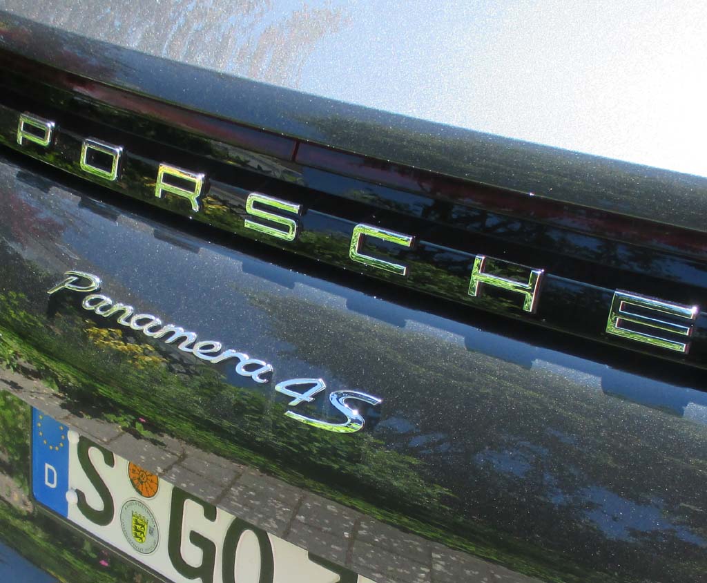 Porsche Panamera: Marken- und Modellschriftzug auf der Heckklappe.