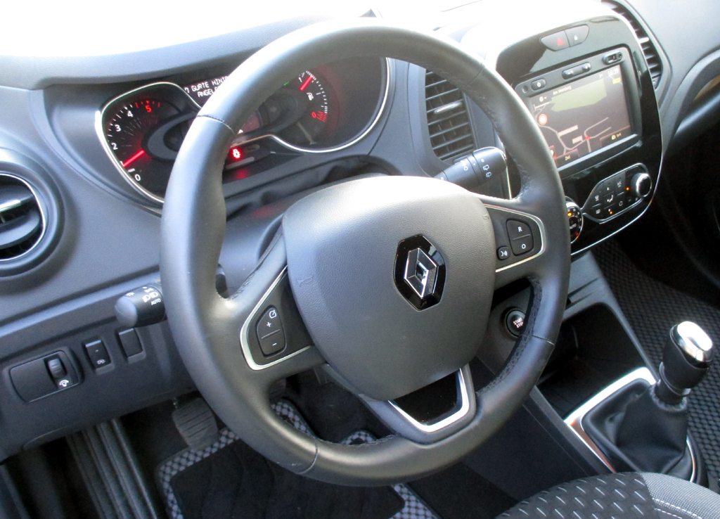 Renault Captur: Im Cockpit geht es recht übersichtlich zu. 