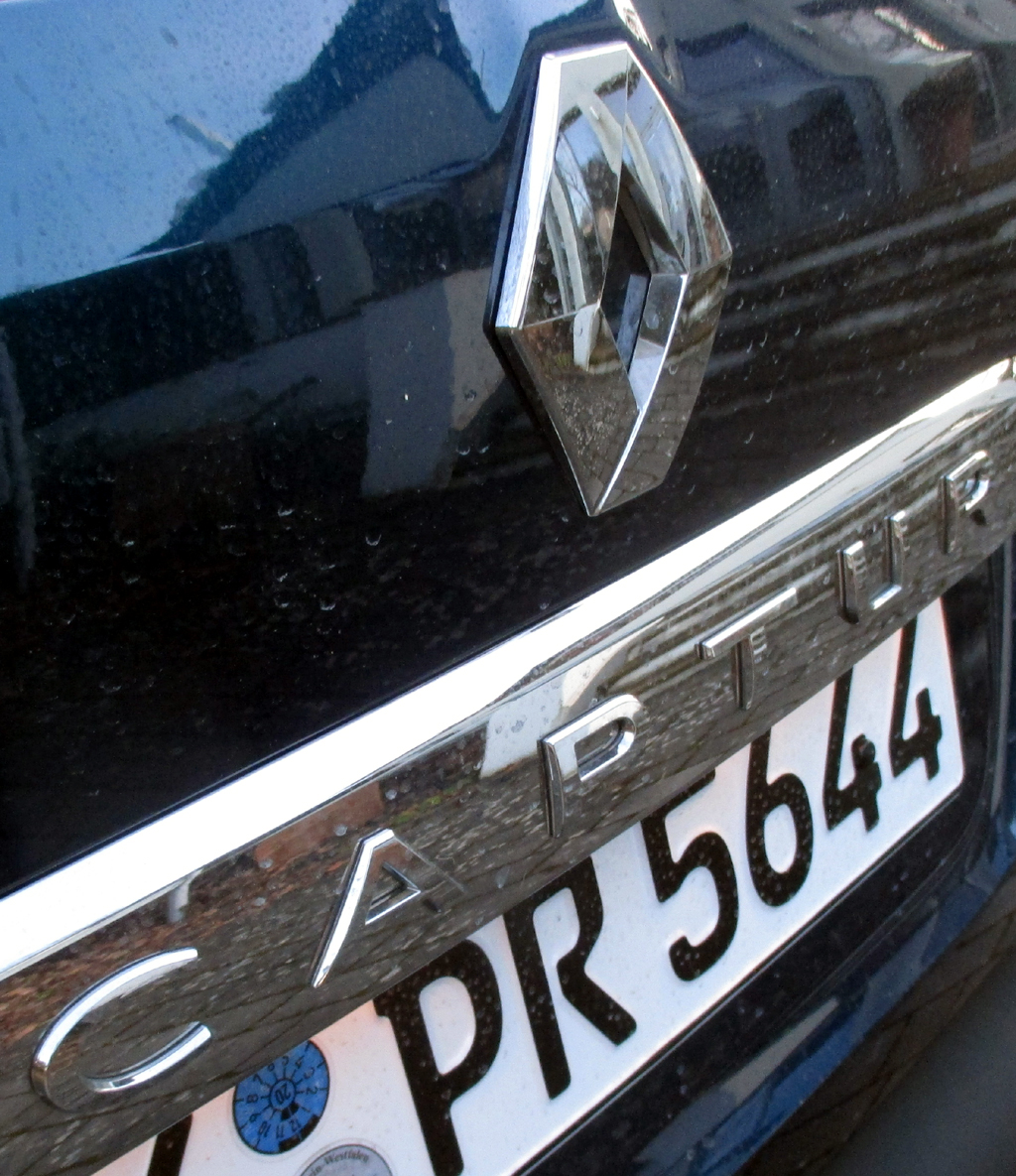 Renault Captur: Modellschriftzug und Markenlogo am Heck.