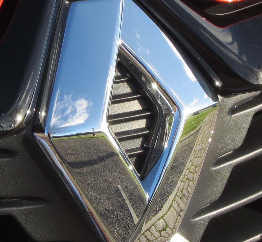 Renault Captur: Das große Markenlogo ragt vorn in Motorhaube und Kühlergrill hinein.