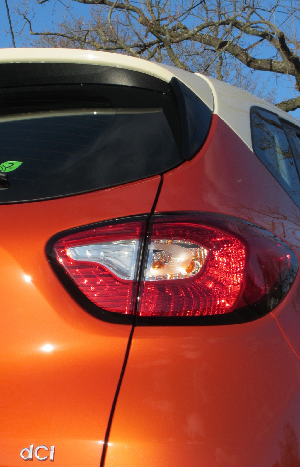 Renault Captur: Moderne Leuchteinheit hinten mit Dieselkennung unten.