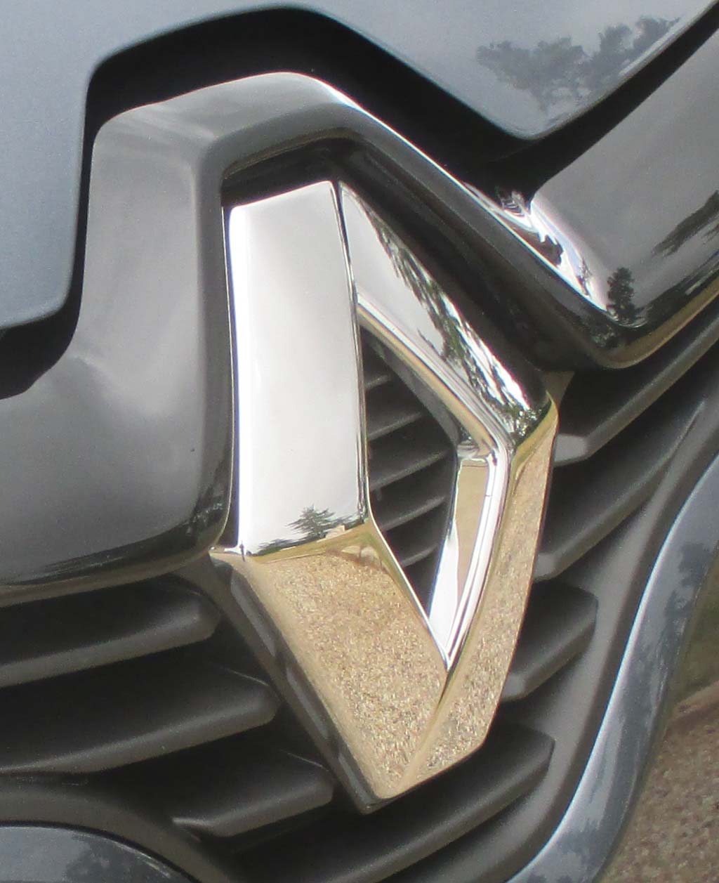 Renault Clio: Der große Markenrhombus prägt die Frontpartie.
