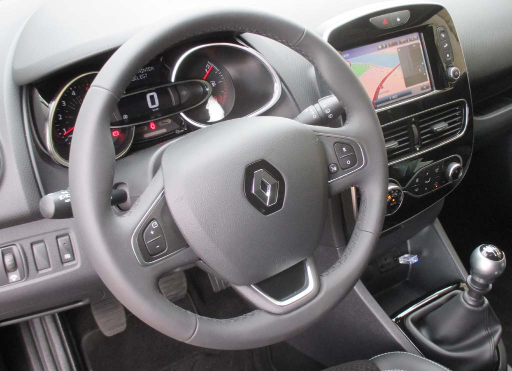 Renault Clio: Blick ins recht übersichtliche Cockpit.