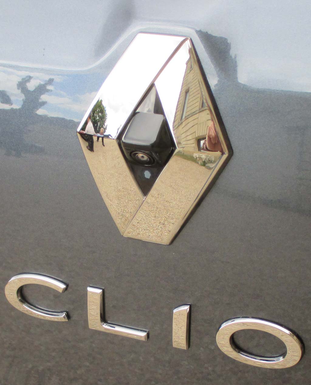 Renault Clio: Markenrhombus und Modellschriftzug auf der Hecktür.