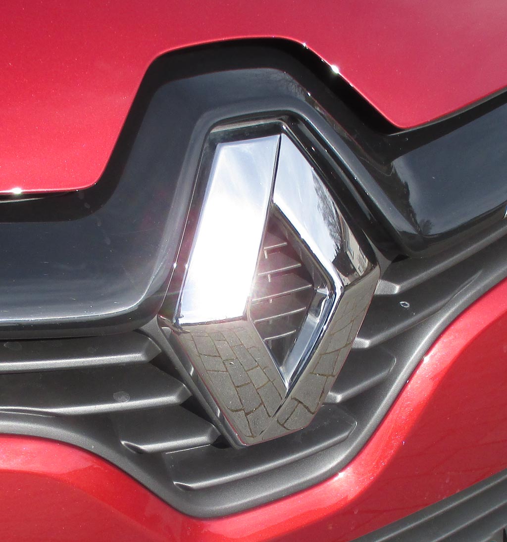 Renault Clio: Der Markenrhombus prangt vorn groß im Kühlergrill.