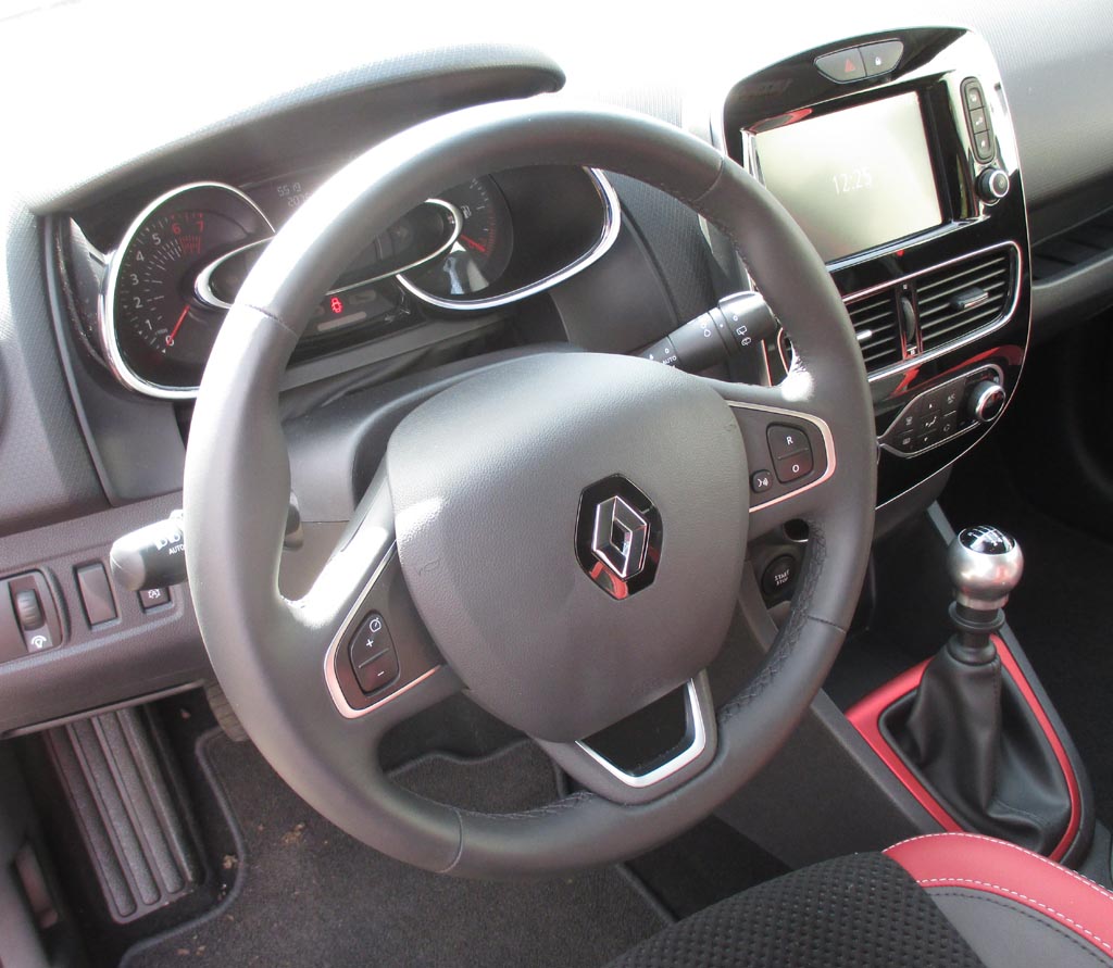 Renault Clio: Im Cockpit geht es ziemlich übersichtlich zu.