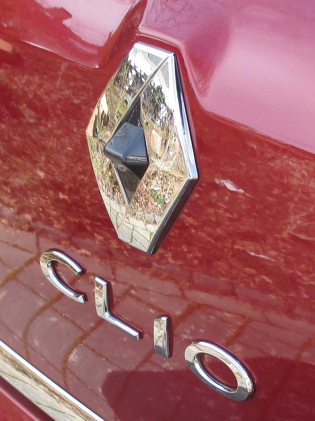 Renault Clio: Markenlogo und Modellschriftzug auf der Heckklappe.