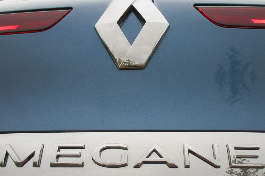 Renault Mégane Grandtour: Hinten ist der Modellschriftzug in eine Chromleiste eingefasst.