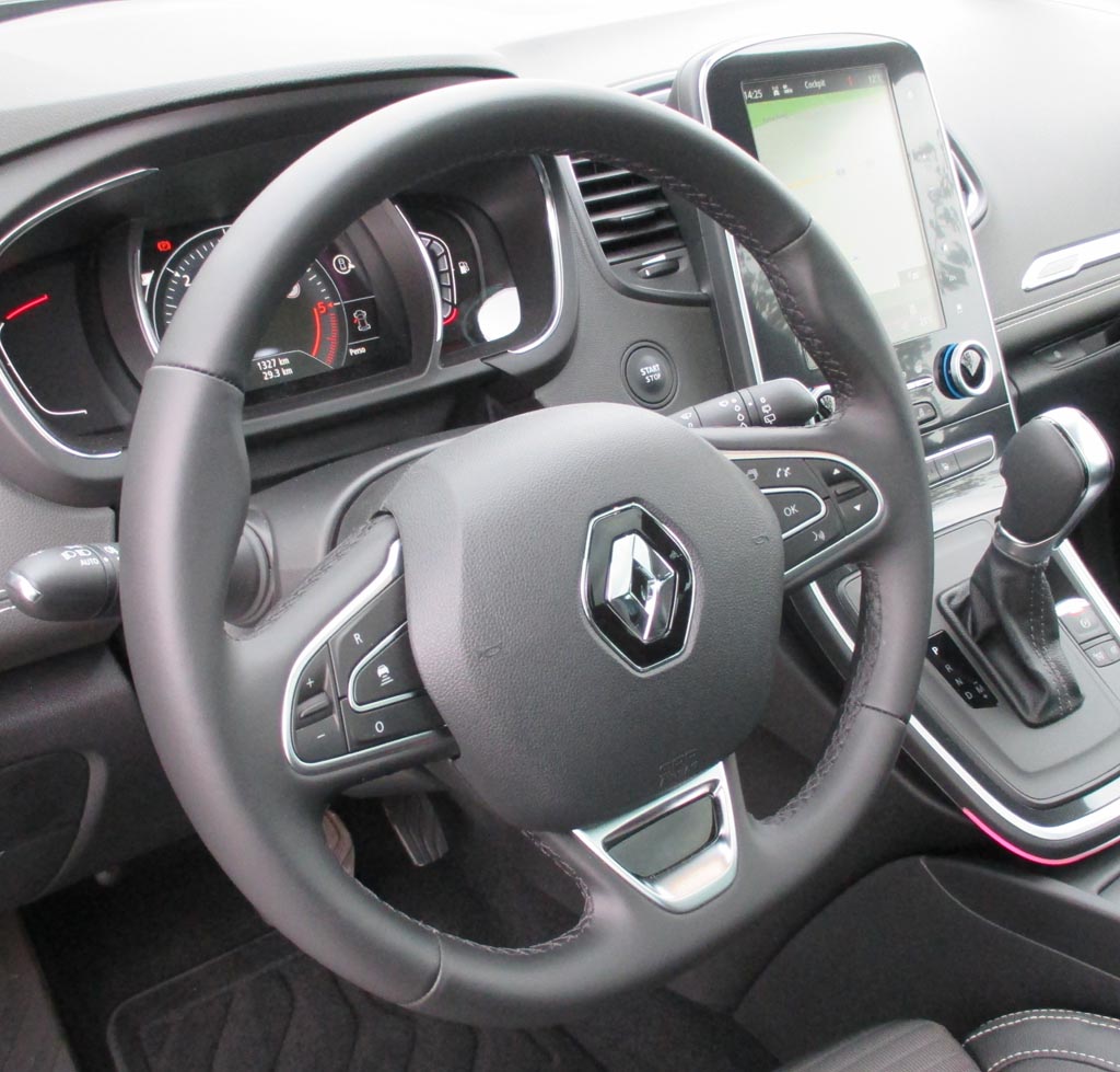 Renault Grand Scénic: Das Cockpit wirkt inzwischen gut aufgeräumt.