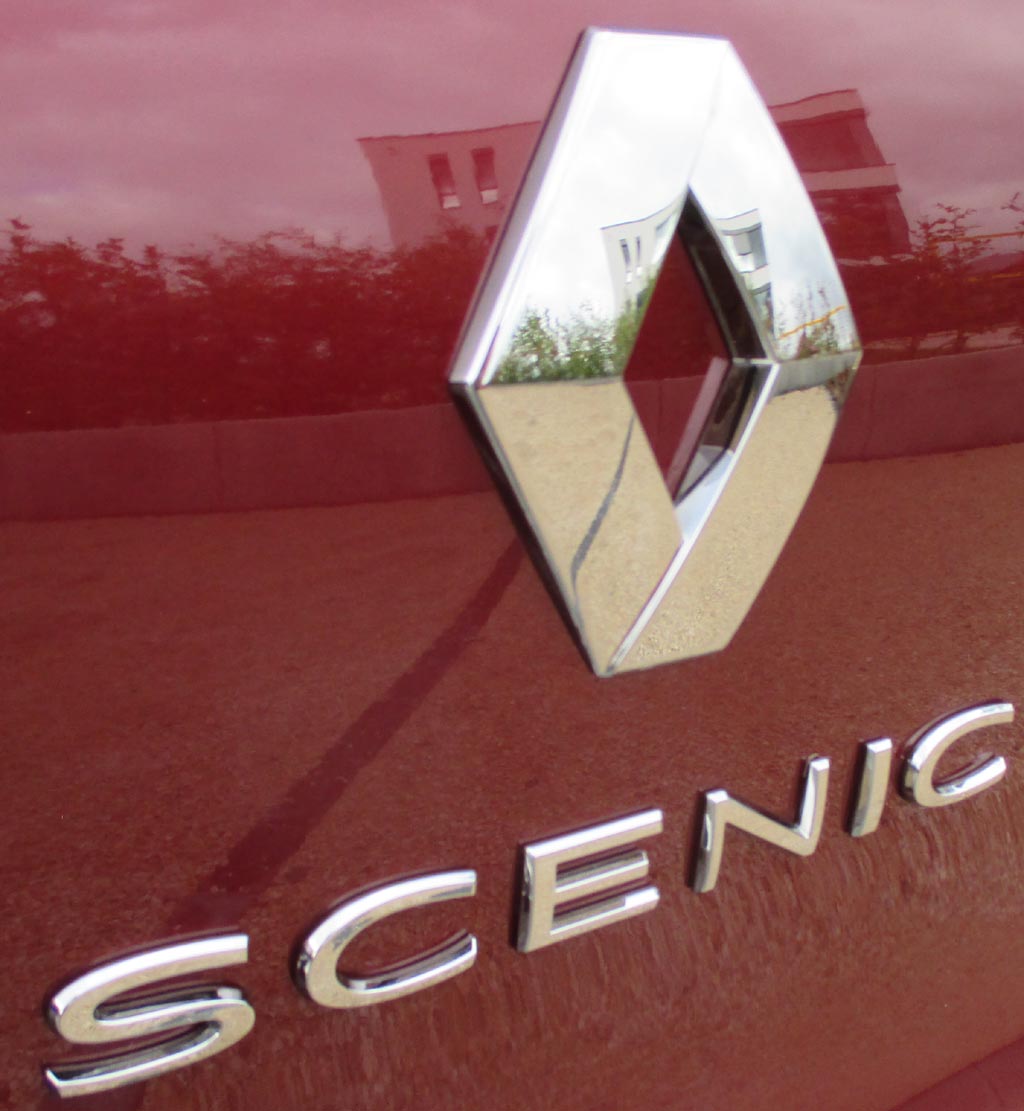 Renault Grand Scénic: Markenlogo und Modellschriftzug auf der Hecktür.